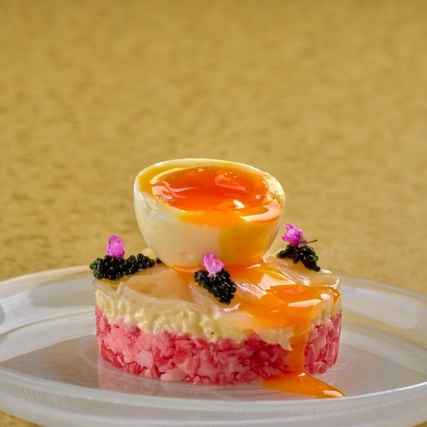 【新宿うしみつ開店記念コース】新宿うしみつの開店を記念したコースです。和牛の蟹いくらユッケドッグ、冬のウフマヨユッケ、ヒレ肉のブリオッシュサンド、”石焼”牛のふわトロオムライスをご提供。